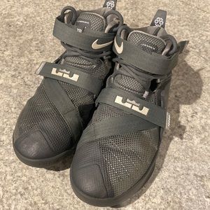 Nike soldier 9 Lebron size 6 Y Youth basketball shoes
